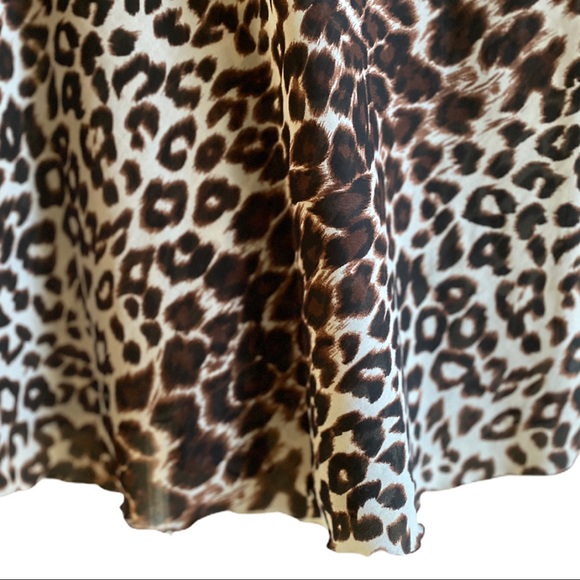 Sleeveless Leopard Ruffled Vneck w/Mandarin Collar - Picture 5 of 13
